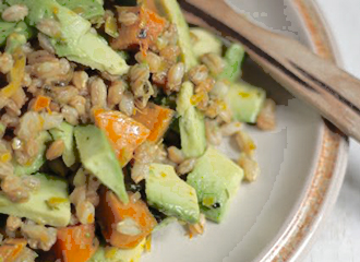 Insalata di riso, zucca, fagioli e avocado