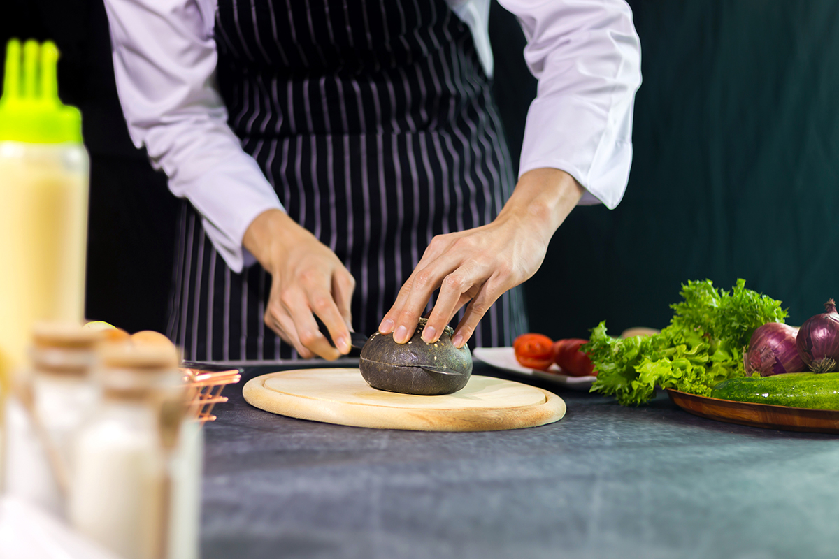 Preparati per Halloween con Carbon bun, il pane nero per burger